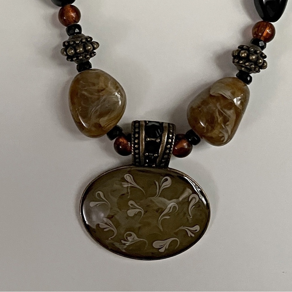 Chico’s gorgeous chunky stone bead medallion necklace